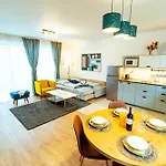 Feel Deluxe Corvin # Free Parking # Ac # Elevator Lägenhet Budapest